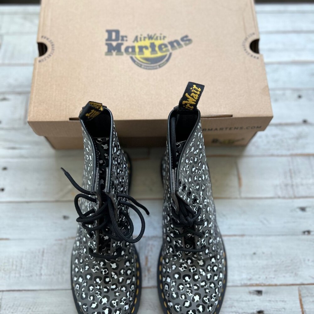 Doc Martens Women's Gun Metal Leopard Print Smooth Leather Lace Up Boots NIB - Picture 3 of 8